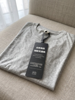 Étiquettes de vêtements personnalisées en tissu noir scintillant avec sceau de sécurité à usage unique noir et impression sérigraphique blanche pour les marques de vêtements