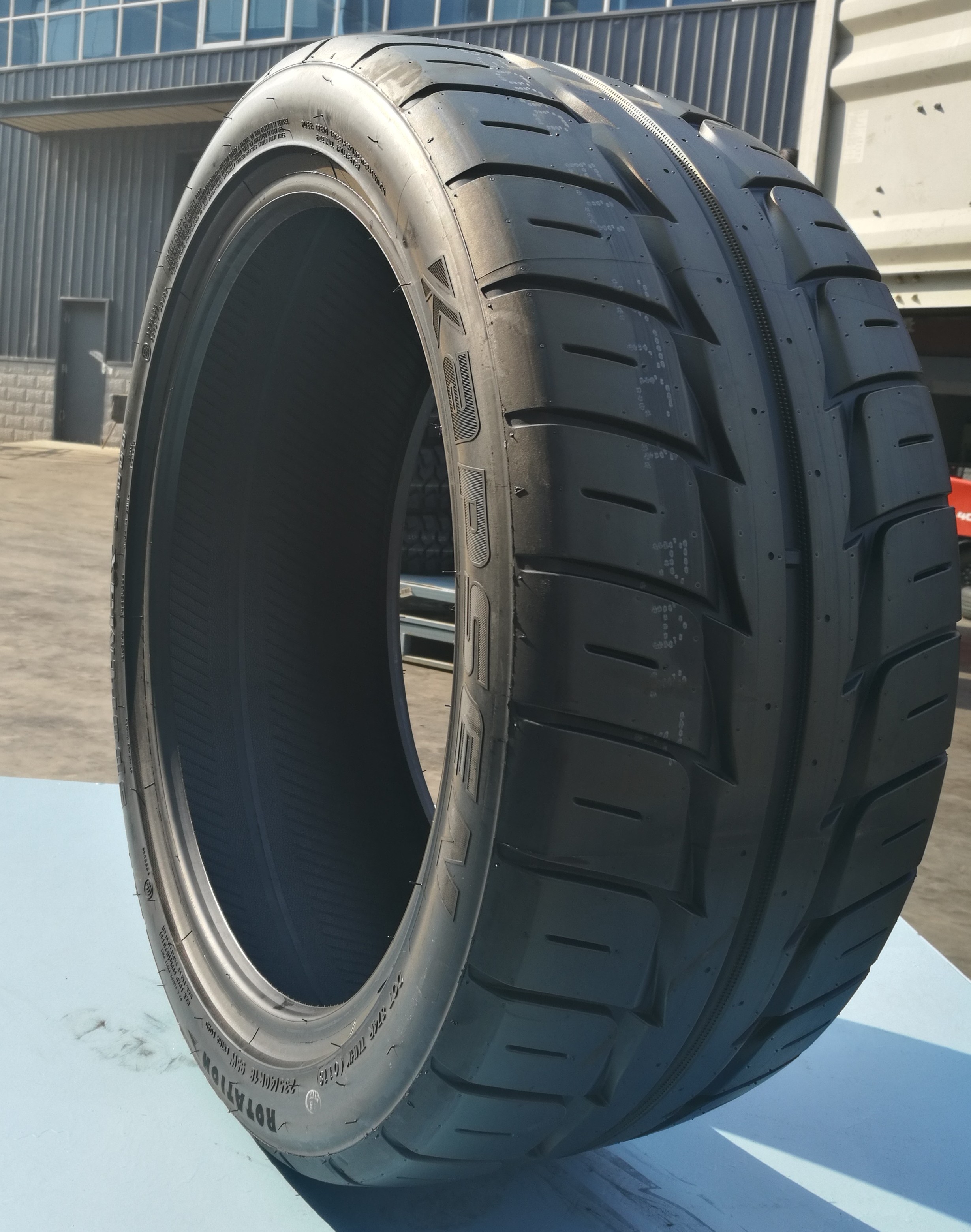 18インチ　レーシングハート　ドリケツ プロフェッショナル レーシングカー用セミスリックドリフトタイヤ 215