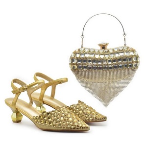 Sacca a forma di cuore scintillante e <span class=keywords><strong>scarpe</strong></span> <span class=keywords><strong>con</strong></span> <span class=keywords><strong>tacco</strong></span> alto <span class=keywords><strong>borchie</strong></span> di diamanti adatte per cene - Product Image 1