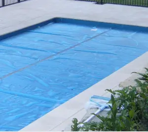 Rifornimento di fabbrica copertura per piscina manuale in plastica a bolle PE personalizzata retrattile