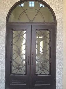 Porte d'entrée en fer forgé sur mesure - Cadre en acier orné avec verre trempé et moustiquaire de sécurité pour une entrée élégante de villa - Product Image 3