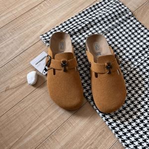 Mules et sabots plats d'extérieur pour femmes, style Birkenstock Boston, avec semelle intérieure en liège massif, en cuir véritable et daim, à bouton, pour l'automne et l'été - Product Image 1