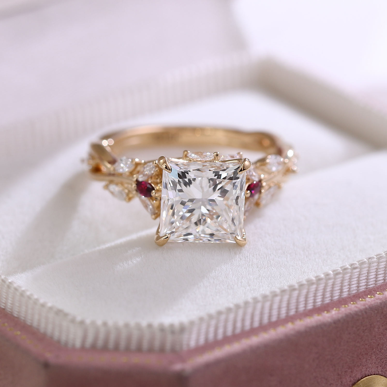 Bague en or massif 14 carats avec diamant de laboratoire.