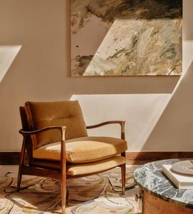Conjunto de Sillones de Madera Maciza Estilo Mid-Century Personalizado, Sillón con Tapicería Bouclé y Otomana, Detalles Metálicos en Tono Latón para Sala de Estar - Product Image 1