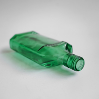 Liquide avec bouteille verte, boisson alcoolisée en bouteille verte