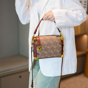 Sac à main haut de gamme et luxueux avec une bandoulière portable et une fermeture éclair. 229 - Product Image 3