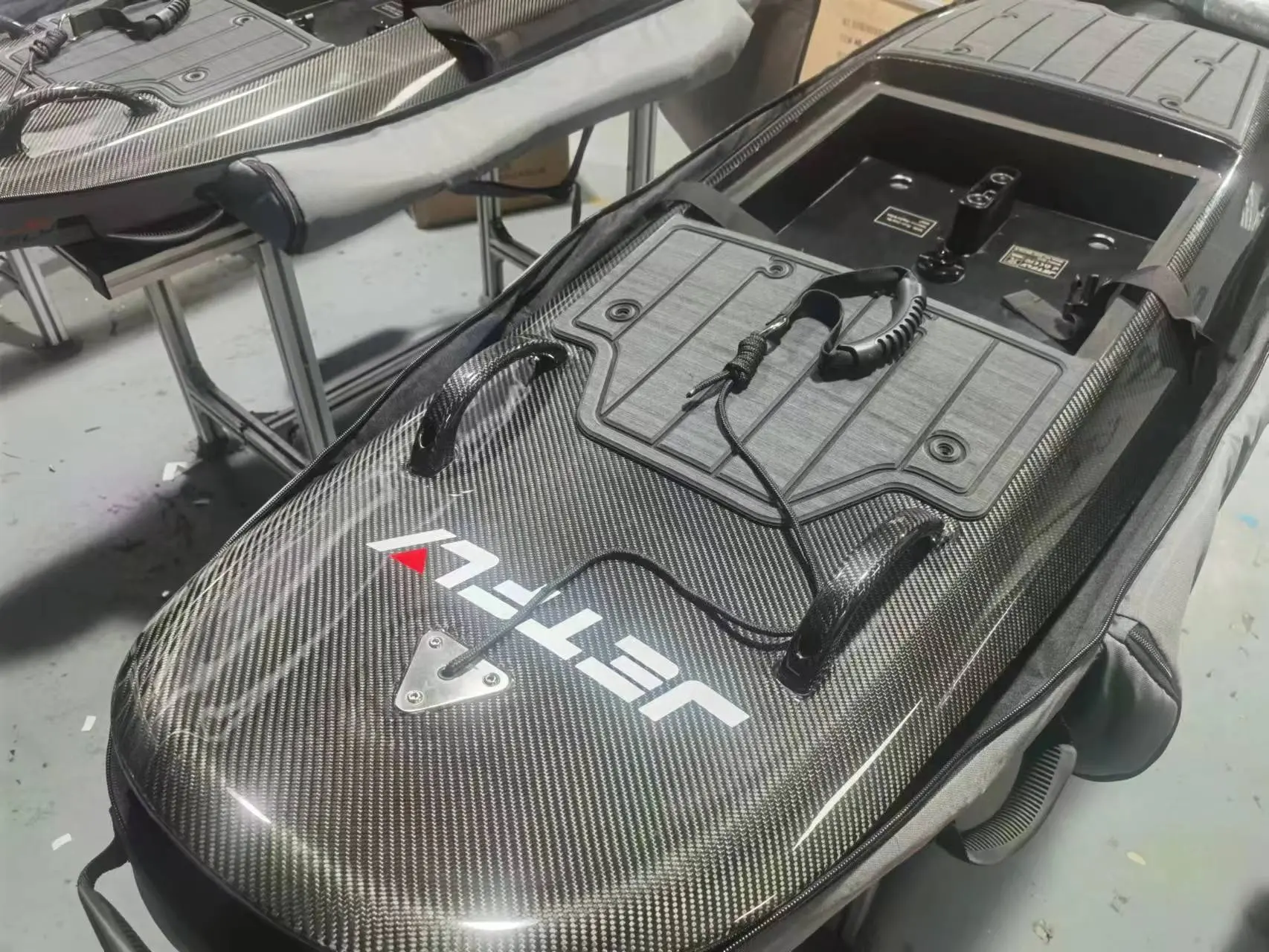 JetFly 01初心者グレードの電気カーボンファイバージェットサーフボードバッテリー駆動ボード、ウォータースポーツ用サーフボードフィン付き