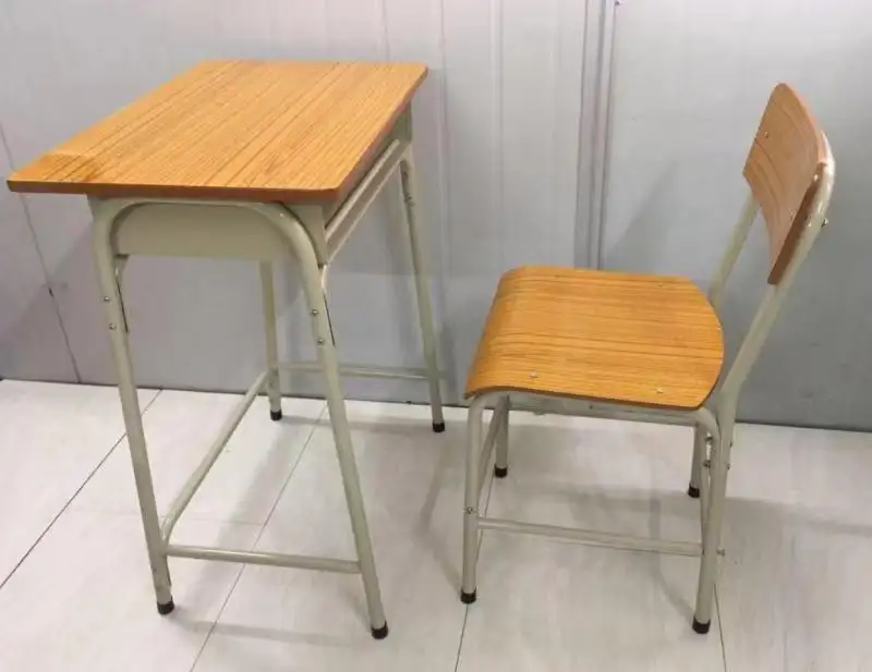 Set scrivania e sedia per studenti della scuola secondaria moderna della scuola elementare