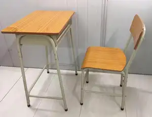 現代の小学校中学校教室の生徒用デスクと椅子セット