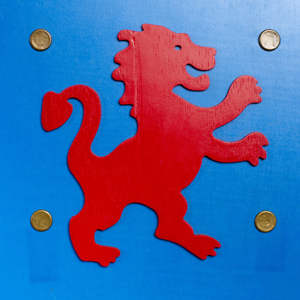 Escudo de madera hecho en España decorativo único hecho a mano de buena calidad Kamelot L azul para niños - Product Image 3