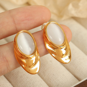 ต่างหูแบบติดหูโอปอลสีขาวสไตล์ยุโรปอเมริกันสำหรับผู้หญิง ทำจากไทเทเนียมสตีล ชุบทอง 18k ประดับขอบแบบ Bezel เหมาะสำหรับใส่ทุกวัน - Product Image 3