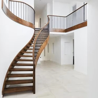 Escalier incurvé en fer forgé avec escalier intérieur en marbre pour villa moderne avec garde-corps en verre caractéristique architecturale en spirale