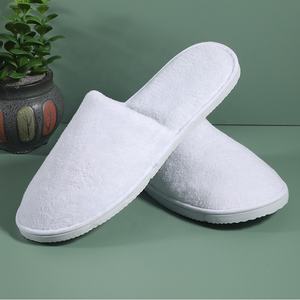 <span class=keywords><strong>Bata</strong></span> Kimono de satén para mujer nupcial con pantuflas blancas desechables Conjunto de ropa de dormir de seda para damas de honor <span class=keywords><strong>y</strong></span> novias - Product Image 4