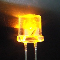 Puces TW à haut rendement Lentille diffuse claire 588-595nm 100 degrés 3mm 5mm Diode LED jaune à dessus plat pour lumières
