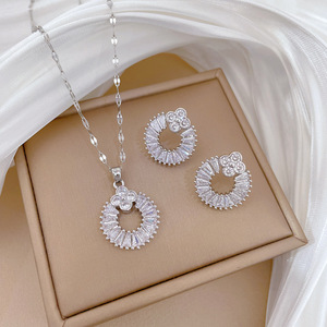 Ensemble collier et boucles d'oreilles en laiton micro-incrusté de zircon, plaqué or 18 carats PVD, avec chaîne en acier inoxydable et pendentif trèfle circulaire - Product Image 2