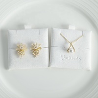 Boîte d'emballage de bijoux en satin blanc de luxe Lilai avec ruban en soie, logo personnalisé, insert en velours suédé pour collier et boucles d'oreilles