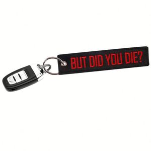 Porte-clés brodé personnalisé et élégant avec base noire et texte rouge - mais AVEC QUELLE MORT TU SOUS SOUVIENS ? - Option cadeau personnalisée - Product Image 3