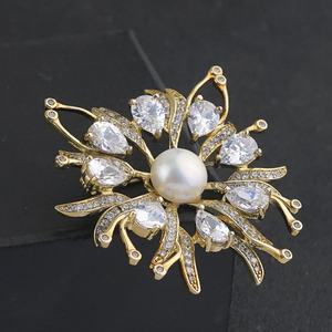 เข็มกลัดแฟชั่นผู้หญิงสุดหรู ประดับคริสตัล ไข่มุก และเพชรเทียมรูปดอกไม้ไฟ สำหรับงานแต่งงาน งานปาร์ตี้ และตกแต่งเสื้อผ้า - Product Image 3