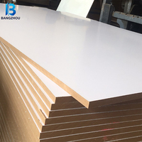 Panneau MDF de première qualité respectueux de l'environnement, avec colle E0 moderne, épaisseur personnalisée pour la fabrication de portes