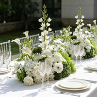 Maßgefertigtes Handgemachtes Weiß-Grünes Minimalistisches Seiden-Blumen-Tischgesteck Künstliche Rosen- und Calla-Lilien-Arrangement für Hochzeiten und Feiern