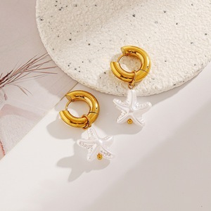 Pendientes Huggie de Acero Inoxidable con Estrella de Mar y Perla de Imitación, Chapados en Oro para Mujer, Pendientes Colgantes de Moda - Product Image 1