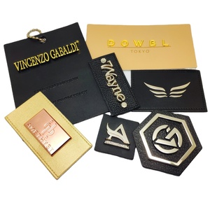 Giá Thấp Tùy Chỉnh Kim Loại Thủ Công Mỹ Nghệ Bao Bì Nhãn Logo Keychain Tăng Mạ Vàng Mặt Dây Chuyền Đồ Trang Sức Kim Loại Thẻ Cho Quần Áo - Product Image 3