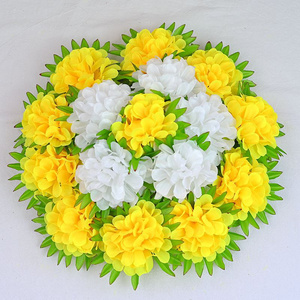 <span class=keywords><strong>Couronne</strong></span> funéraire en chrysanthèmes artificiels en soie <span class=keywords><strong>de</strong></span> 35 cm, vente en gros à bas prix, fournisseur <span class=keywords><strong>de</strong></span> Yiwu <span class=keywords><strong>pour</strong></span> cimetière - Product Image 1