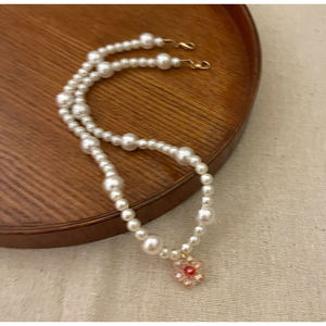 Collier ras du cou délicat en fausses perles avec pendentif fleur rose, chaîne élégante pour clavicule, bijoux quotidiens pour femme - Product Image 1