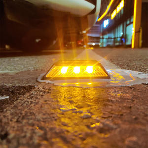 500 मीटर दृश्यता ip68 जलरोधक मार्ग से अधिक यातायात सुरक्षा के लिए के-लाइट सोलर पैमेंट मार्कर और रोड स्टड - Product Image 1