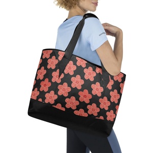 Sac isotherme rétro en nylon noir et rouge à imprimé floral Hawaïen Hau personnalisé pour femme, idéal pour les courses - Product Image 6