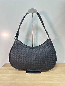 #2025 # forma única de media luna en un color negro clásico, resaltado por intrincados diseños en relieve que agregan textura y profundidad. - Product Image 2