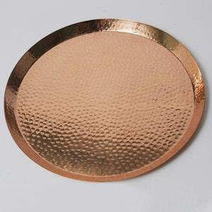 Assiette de présentation ronde en cuivre à double finition – Bord extérieur lisse avec base martelée fine pour la restauration - Product Image 1