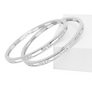 Brazaletes Minimalistas de Plata 925 con Cristales Engastados en Canal, Diseño Geométrico Chapado en Rodio, Joyería Unisex para Uso Diario - Product Image 1