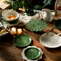 Assiettes de service en céramique en forme de feuille verte de taille personnalisée d'usine, sous glaçure, en porcelaine
