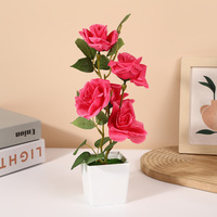 Künstlicher Rosenbaum mit fünf gekräuselten Rosen im Topf – Heimdeko, Fotografie-Requisite, Hochzeitsgrün, künstliche Rosen