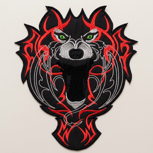 Parche Bordado Termoadhesivo de Lobo con Diseño Tribal Rojo, Aplicación de Fieltro Negro para Uso en Ropa - Product Image 1
