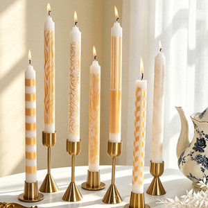 Bougies coniques blanches avec motifs floraux géométriques dorés, bougies sans fumée pour une décoration romantique du dîner - Product Image 1