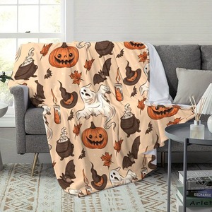Couverture en peluche sur le thème d'Halloween avec motifs de citrouilles, fantômes et chauves-souris pour la décoration d'automne à la maison - Product Image 5