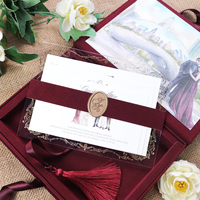 Maßgefertigte Kastanienbraune Samt-Geschenkbox Acryl-Hochzeitseinladungsset mit RSVP-Karten und Einlegekarten