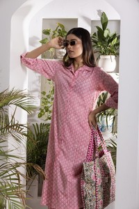 Vestido Camisero Rosa con Estampado Buti de Manga Tres Cuartos para Mujer con Abertura Lateral y Botones en la Parte Delantera para un Estilo Casual y Uso Diario - Product Image 5