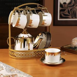 Ensemble de théière, tasses et soucoupes en céramique plaquée or de luxe pour le thé de l'après-midi avec support plaqué or, durable, portable, option de logo personnalisé - Product Image 3