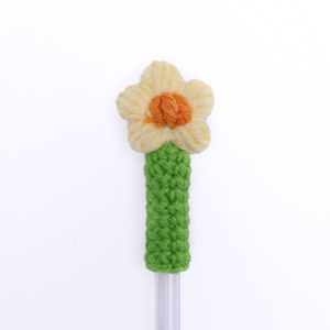 Estuche para bolígrafos de lana hecho a mano con ganchillo, producto terminado, accesorio lindo con flor tejida, regalo para el regreso a clases, estuche para estudiantes. - Product Image 3