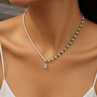 Collier élégant pour femme en acier plaqué PVD 18 carats avec perles d'eau douce, pierres colorées et pendentif goutte d'eau en zirconium, chaîne trombone