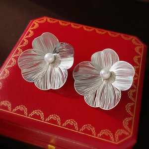 Boucles <span class=keywords><strong>d</strong></span>'Oreilles Clou Mode Perles Personnalisées Polyvalentes, Fleur en Métal avec Tige en <span class=keywords><strong>Argent</strong></span>, Vente en Gros - Product Image 5