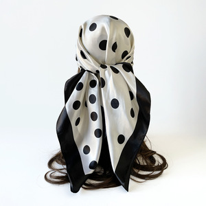 Sciarpa Quadrata 90cm a Pois Bianchi e Neri, Foulard Estivo Sottile, <span class=keywords><strong>Elegante</strong></span> e Versatile, Sciarpa Decorativa - Product Image 1