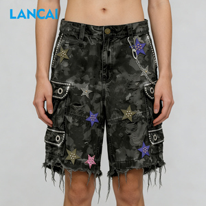 Shorts en jean cargo camouflage déchirés et imprimés sur toute la surface, style utilitaire, personnalisés par le fabricant, pour hommes - Collection 2026 - Product Image 3