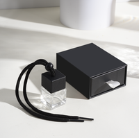 Flacon diffuseur de voiture en verre carré rechargeable de 8 ml avec bouchon à vis et boîtes d'emballage coulissantes en carton kraft personnalisées