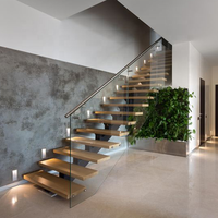 Escalier flottant moderne en acier inoxydable et bois avec balustrade en verre trempé