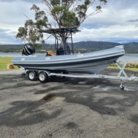 Bateau pneumatique Liya 2-7,5 m avec moteur hors-bord et fond rigide