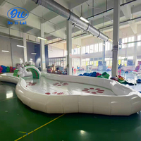 Piscine gonflable blanche en forme de fleur avec écran de cinéma gonflable, équipement de parc aquatique gonflable, grande piscine mobile gonflable